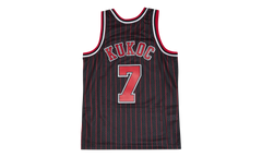NBA Toni Kukoc Swingman Jersey "1995-96 Chicago Bulls - Black" SMJYAC18082 CBUBLCK95TKU