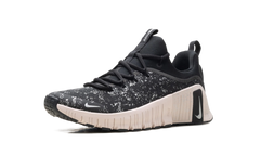 Free Metcon 6 SE WMNS "Black Silt Red" HV2017 001